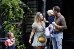 Amsterdam 18 augustus 2020
Robert Doornbos met zijn vriendin Chantal Bles en hun kinderen ijsje eten op de cornelis schuytstraat