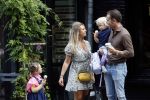 Amsterdam 18 augustus 2020
Robert Doornbos met zijn vriendin Chantal Bles en hun kinderen ijsje eten op de cornelis schuytstraat