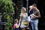 Amsterdam 18 augustus 2020
Robert Doornbos met zijn vriendin Chantal Bles en hun kinderen ijsje eten op de cornelis schuytstraat