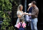 Amsterdam 18 augustus 2020
Robert Doornbos met zijn vriendin Chantal Bles en hun kinderen ijsje eten op de cornelis schuytstraat