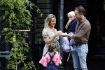 Amsterdam 18 augustus 2020
Robert Doornbos met zijn vriendin Chantal Bles en hun kinderen ijsje eten op de cornelis schuytstraat