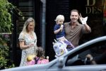 Amsterdam 18 augustus 2020
Robert Doornbos met zijn vriendin Chantal Bles en hun kinderen ijsje eten op de cornelis schuytstraat