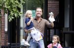 Amsterdam 18 augustus 2020
Robert Doornbos met zijn vriendin Chantal Bles en hun kinderen ijsje eten op de cornelis schuytstraat
