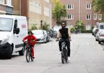 Amsterdam 12 september 2020
Sunnery James met zijn zoon Phyllon op de fiets in Amsterdam zuid