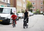Amsterdam 12 september 2020
Sunnery James met zijn zoon Phyllon op de fiets in Amsterdam zuid