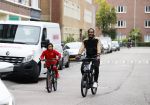 Amsterdam 12 september 2020
Sunnery James met zijn zoon Phyllon op de fiets in Amsterdam zuid