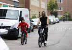 Amsterdam 12 september 2020
Sunnery James met zijn zoon Phyllon op de fiets in Amsterdam zuid
