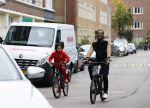 Amsterdam 12 september 2020
Sunnery James met zijn zoon Phyllon op de fiets in Amsterdam zuid