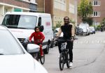 Amsterdam 12 september 2020
Sunnery James met zijn zoon Phyllon op de fiets in Amsterdam zuid
