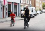 Amsterdam 12 september 2020
Sunnery James met zijn zoon Phyllon op de fiets in Amsterdam zuid