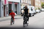 Amsterdam 12 september 2020
Sunnery James met zijn zoon Phyllon op de fiets in Amsterdam zuid