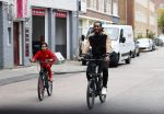 Amsterdam 12 september 2020
Sunnery James met zijn zoon Phyllon op de fiets in Amsterdam zuid