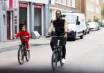 Amsterdam 12 september 2020
Sunnery James met zijn zoon Phyllon op de fiets in Amsterdam zuid