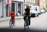 Amsterdam 12 september 2020
Sunnery James met zijn zoon Phyllon op de fiets in Amsterdam zuid