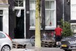 Amsterdam 17 augustus 2020
Het huis van Youp v t Hek en zijn vrouw Debbie Petter wordt verbouwd