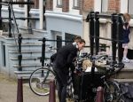 Amsterdam 29 augustus 2021
Art Rooijakkers en zijn ex Andrea Pleijte en hun dochters bij het huis van Art . Ze zijn met een boot gaan varen door de grachten van Amsterdam.