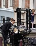 Amsterdam 29 augustus 2021
Art Rooijakkers en zijn ex Andrea Pleijte en hun dochters bij het huis van Art . Ze zijn met een boot gaan varen door de grachten van Amsterdam.
