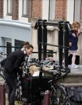 Amsterdam 29 augustus 2021
Art Rooijakkers en zijn ex Andrea Pleijte en hun dochters bij het huis van Art . Ze zijn met een boot gaan varen door de grachten van Amsterdam.