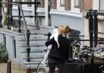 Amsterdam 29 augustus 2021
Art Rooijakkers en zijn ex Andrea Pleijte en hun dochters bij het huis van Art . Ze zijn met een boot gaan varen door de grachten van Amsterdam.