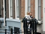 Amsterdam 29 augustus 2021
Art Rooijakkers en zijn ex Andrea Pleijte en hun dochters bij het huis van Art . Ze zijn met een boot gaan varen door de grachten van Amsterdam.