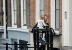Amsterdam 29 augustus 2021
Art Rooijakkers en zijn ex Andrea Pleijte en hun dochters bij het huis van Art . Ze zijn met een boot gaan varen door de grachten van Amsterdam.