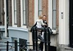 Amsterdam 29 augustus 2021
Art Rooijakkers en zijn ex Andrea Pleijte en hun dochters bij het huis van Art . Ze zijn met een boot gaan varen door de grachten van Amsterdam.