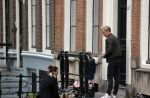 Amsterdam 29 augustus 2021
Art Rooijakkers en zijn ex Andrea Pleijte en hun dochters bij het huis van Art . Ze zijn met een boot gaan varen door de grachten van Amsterdam.