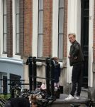 Amsterdam 29 augustus 2021
Art Rooijakkers en zijn ex Andrea Pleijte en hun dochters bij het huis van Art . Ze zijn met een boot gaan varen door de grachten van Amsterdam.