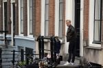 Amsterdam 29 augustus 2021
Art Rooijakkers en zijn ex Andrea Pleijte en hun dochters bij het huis van Art . Ze zijn met een boot gaan varen door de grachten van Amsterdam.
