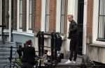 Amsterdam 29 augustus 2021
Art Rooijakkers en zijn ex Andrea Pleijte en hun dochters bij het huis van Art . Ze zijn met een boot gaan varen door de grachten van Amsterdam.