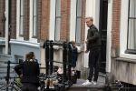 Amsterdam 29 augustus 2021
Art Rooijakkers en zijn ex Andrea Pleijte en hun dochters bij het huis van Art . Ze zijn met een boot gaan varen door de grachten van Amsterdam.