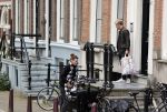 Amsterdam 29 augustus 2021
Art Rooijakkers en zijn ex Andrea Pleijte en hun dochters bij het huis van Art . Ze zijn met een boot gaan varen door de grachten van Amsterdam.