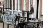 Amsterdam 29 augustus 2021
Art Rooijakkers en zijn ex Andrea Pleijte en hun dochters bij het huis van Art . Ze zijn met een boot gaan varen door de grachten van Amsterdam.