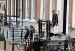 Amsterdam 29 augustus 2021
Art Rooijakkers en zijn ex Andrea Pleijte en hun dochters bij het huis van Art . Ze zijn met een boot gaan varen door de grachten van Amsterdam.