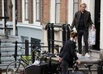 Amsterdam 29 augustus 2021
Art Rooijakkers en zijn ex Andrea Pleijte en hun dochters bij het huis van Art . Ze zijn met een boot gaan varen door de grachten van Amsterdam.
