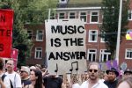 Amsterdam 21 augustus 2021
Demonstratie Mute us in amsterdam . Er zijn meerdere djs aanwezig zoals Sunnery James Ryan Marciano Ronald Molendijk Fred v Leer Sidney Brandeis en Menno Kohler.