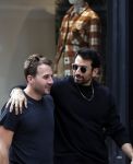Amstetdam 25 augustus 2021
Dotan met zijn partner / vriend Grant Boone op de PC hooftstraat