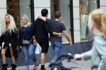 Amstetdam 25 augustus 2021
Dotan met zijn partner / vriend Grant Boone op de PC hooftstraat