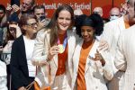 Den Haag 10 augustus 2021
De olympische sporters die een medaille hebben gewonnen op de olympische spelen van Tokyo worden geeerd door oa Mark Rutte en Minister Stef Blok. De huldiging vint plaats in het sportcentrum in het zuiderpark.
Aanwezig oa  Sifan Hassan Harrie Lavreysen  Kiran Badloe Annemiek v d Vleuten Niek Kimmann Shanne Braspennincx Abdi Nageeye Jeffrey Hoogland Gabriella Schloesser Steve Wijler Arno Kamminga Sharon v Rouwendaal Tom Dumoulin Anouk Vetter Femke Bol Nouchka Fontijn Merel Smulders Sanne v Dijke Maikel v d Vleuten Kirsten Wild Annemiek Bekkering Annette Duetz Emma Oosterwegel Marit Bouwmeester Anna v d Breggen Roy v d Berg , heren 4 roeien , dames 2 roeien, heren 4x 400m  en het nederlands dames hockeyteam .Ook chef de Mission Pieter v d Hoogenband is er natuurlijk bij .  Felice Albers