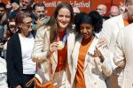 Den Haag 10 augustus 2021
De olympische sporters die een medaille hebben gewonnen op de olympische spelen van Tokyo worden geeerd door oa Mark Rutte en Minister Stef Blok. De huldiging vint plaats in het sportcentrum in het zuiderpark.
Aanwezig oa  Sifan Hassan Harrie Lavreysen  Kiran Badloe Annemiek v d Vleuten Niek Kimmann Shanne Braspennincx Abdi Nageeye Jeffrey Hoogland Gabriella Schloesser Steve Wijler Arno Kamminga Sharon v Rouwendaal Tom Dumoulin Anouk Vetter Femke Bol Nouchka Fontijn Merel Smulders Sanne v Dijke Maikel v d Vleuten Kirsten Wild Annemiek Bekkering Annette Duetz Emma Oosterwegel Marit Bouwmeester Anna v d Breggen Roy v d Berg , heren 4 roeien , dames 2 roeien, heren 4x 400m  en het nederlands dames hockeyteam .Ook chef de Mission Pieter v d Hoogenband is er natuurlijk bij .  Felice Albers