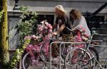 Amsterdam 14 augustus 2021
Man met roze fiets vol met bloemen
