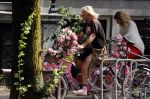 Amsterdam 14 augustus 2021
Man met roze fiets vol met bloemen