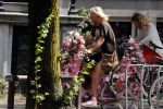 Amsterdam 14 augustus 2021
Man met roze fiets vol met bloemen