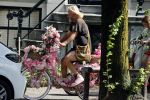 Amsterdam 14 augustus 2021
Man met roze fiets vol met bloemen