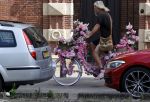 Amsterdam 14 augustus 2021
Man met roze fiets vol met bloemen