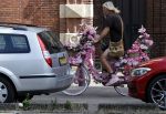 Amsterdam 14 augustus 2021
Man met roze fiets vol met bloemen
