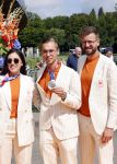 Den Haag 10 augustus 2021
De olympische sporters die een medaille hebben gewonnen op de olympische spelen van Tokyo worden geeerd door oa Mark Rutte en Minister Stef Blok. De huldiging vint plaats in het sportcentrum in het zuiderpark.
Aanwezig oa  Sifan Hassan Harrie Lavreysen  Kiran Badloe Annemiek v d Vleuten Niek Kimmann Shanne Braspennincx Abdi Nageeye Jeffrey Hoogland Gabriella Schloesser Steve Wijler Arno Kamminga Sharon v Rouwendaal Tom Dumoulin Anouk Vetter Femke Bol Nouchka Fontijn Merel Smulders Sanne v Dijke Maikel v d Vleuten Kirsten Wild Annemiek Bekkering Annette Duetz Emma Oosterwegel Marit Bouwmeester Anna v d Breggen Roy v d Berg , heren 4 roeien , dames 2 roeien, heren 4x 400m  en het nederlands dames hockeyteam .Ook chef de Mission Pieter v d Hoogenband is er natuurlijk bij .