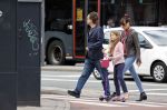 Amsterdam 28 augustus 2021
Hans Teeuwen met zijn vriendin en dochter op straat in Amsterdam zuid.