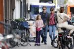 Amsterdam 28 augustus 2021
Hans Teeuwen met zijn vriendin en dochter op straat in Amsterdam zuid.