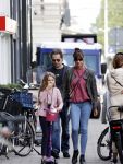 Amsterdam 28 augustus 2021
Hans Teeuwen met zijn vriendin en dochter op straat in Amsterdam zuid.